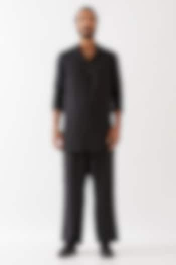 Black Linen Short Kurta Set by Son Of A Noble SNOB Men at Pernia's Pop Up Shop