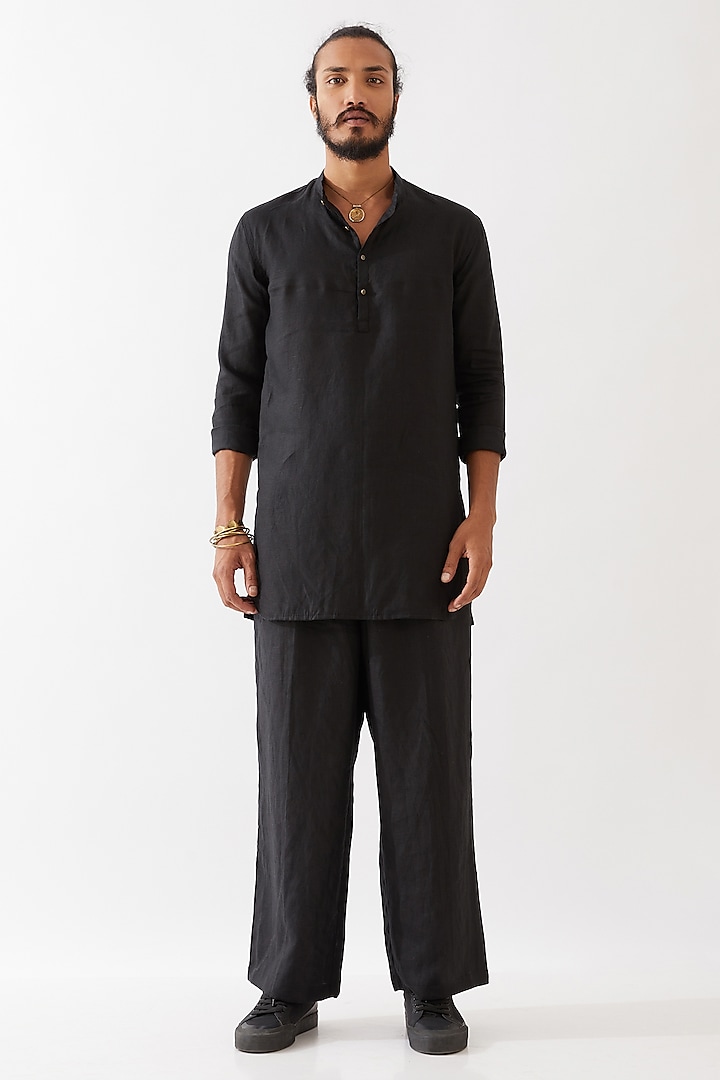 Black Linen Short Kurta Set by Son Of A Noble SNOB Men at Pernia's Pop Up Shop