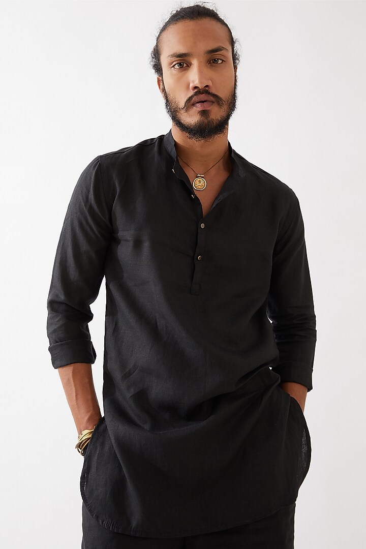 Black Linen Short Kurta Set by Son Of A Noble SNOB Men at Pernia's Pop Up Shop