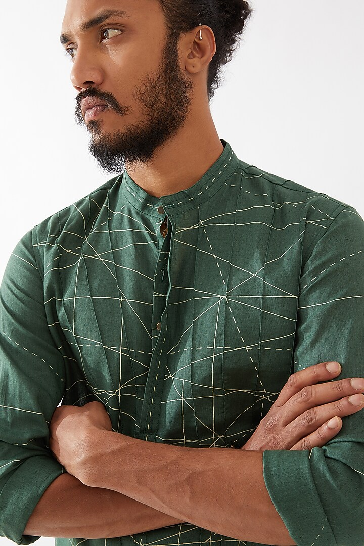 Green Linen Printed Pintucks Kurta Set by Son Of A Noble SNOB Men at Pernia's Pop Up Shop