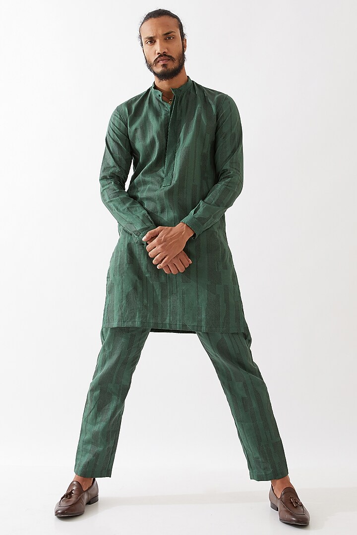 Green Linen Printed Textured Kurta Set by Son Of A Noble SNOB Men at Pernia's Pop Up Shop