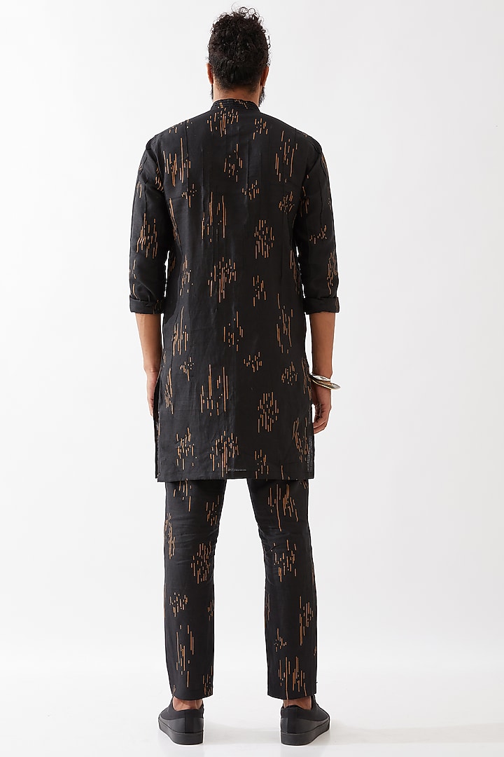Black Linen Printed Textured Kurta Set by Son Of A Noble SNOB Men at Pernia's Pop Up Shop