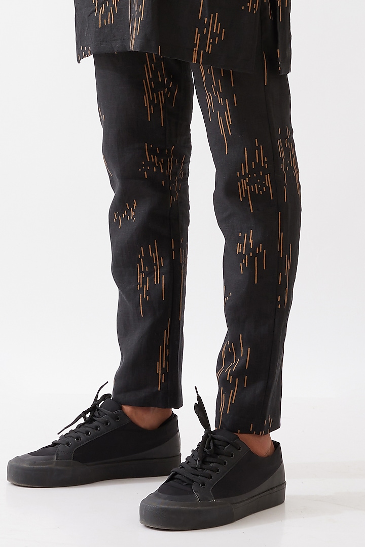 Black Linen Printed Textured Kurta Set by Son Of A Noble SNOB Men at Pernia's Pop Up Shop