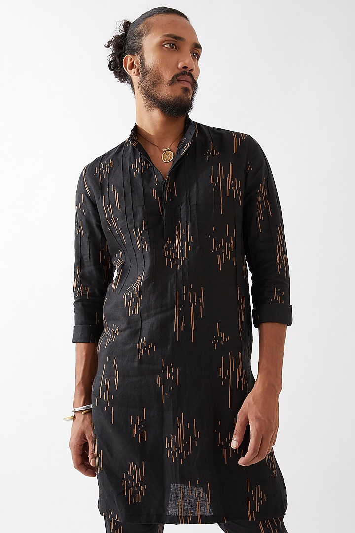 Black Linen Printed Textured Kurta Set by Son Of A Noble SNOB Men at Pernia's Pop Up Shop