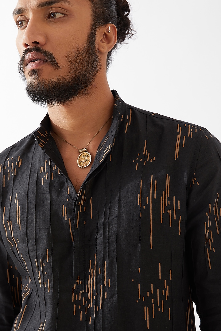 Black Linen Printed Textured Kurta Set by Son Of A Noble SNOB Men at Pernia's Pop Up Shop