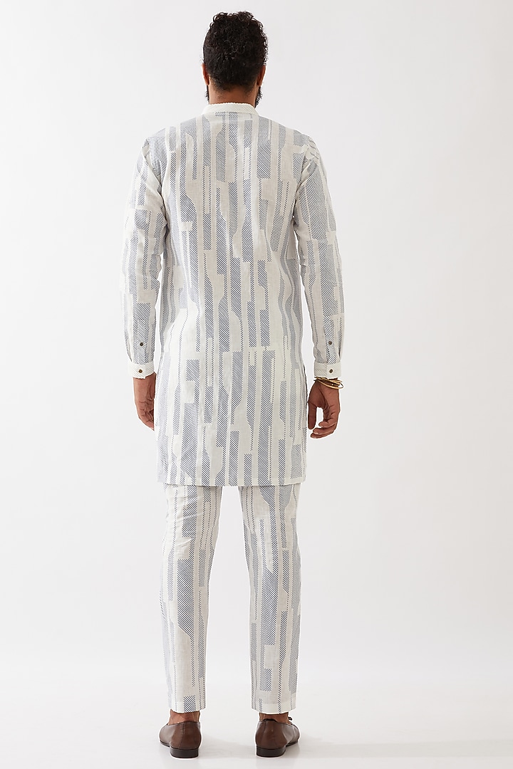 White Linen Printed Textured Kurta Set by Son Of A Noble SNOB Men at Pernia's Pop Up Shop