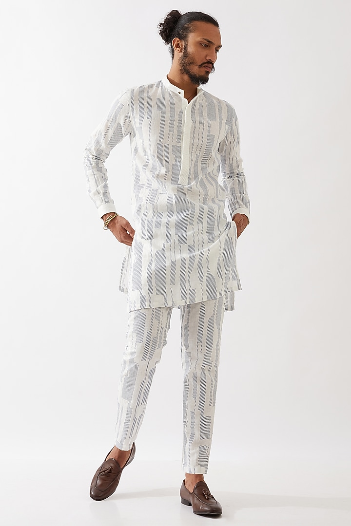 White Linen Printed Textured Kurta Set by Son Of A Noble SNOB Men at Pernia's Pop Up Shop