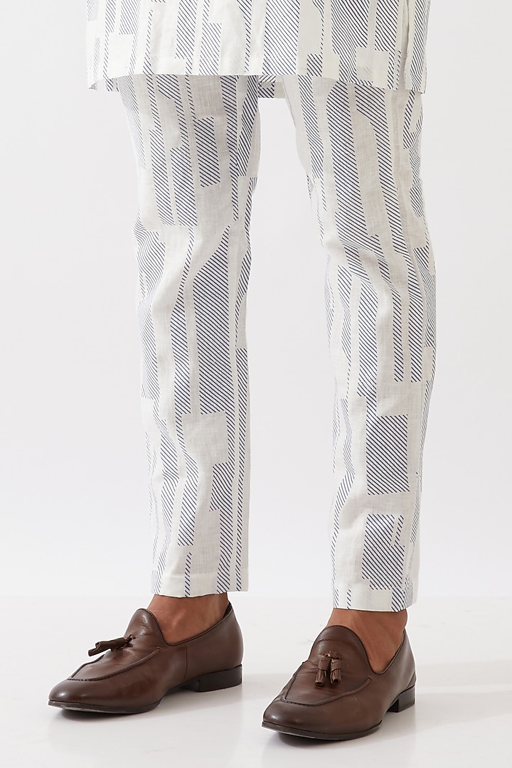 White Linen Printed Textured Kurta Set by Son Of A Noble SNOB Men at Pernia's Pop Up Shop