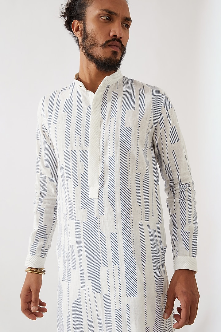 White Linen Printed Textured Kurta Set by Son Of A Noble SNOB Men at Pernia's Pop Up Shop