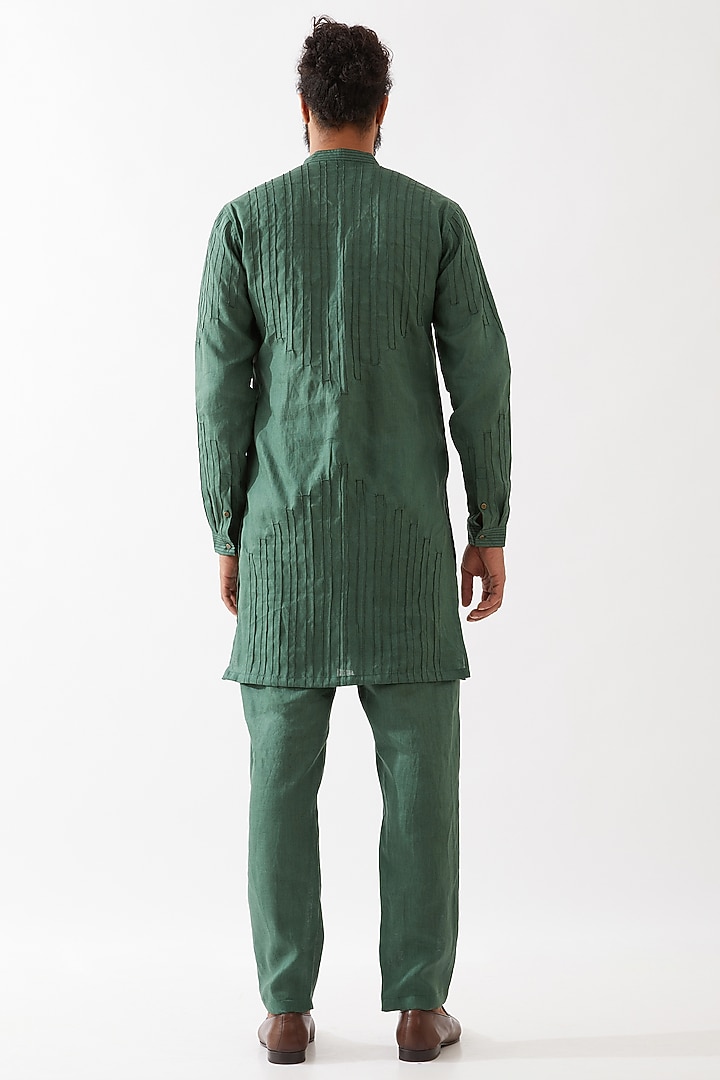 Green Linen Pintucks Textured Kurta Set by Son Of A Noble SNOB Men at Pernia's Pop Up Shop