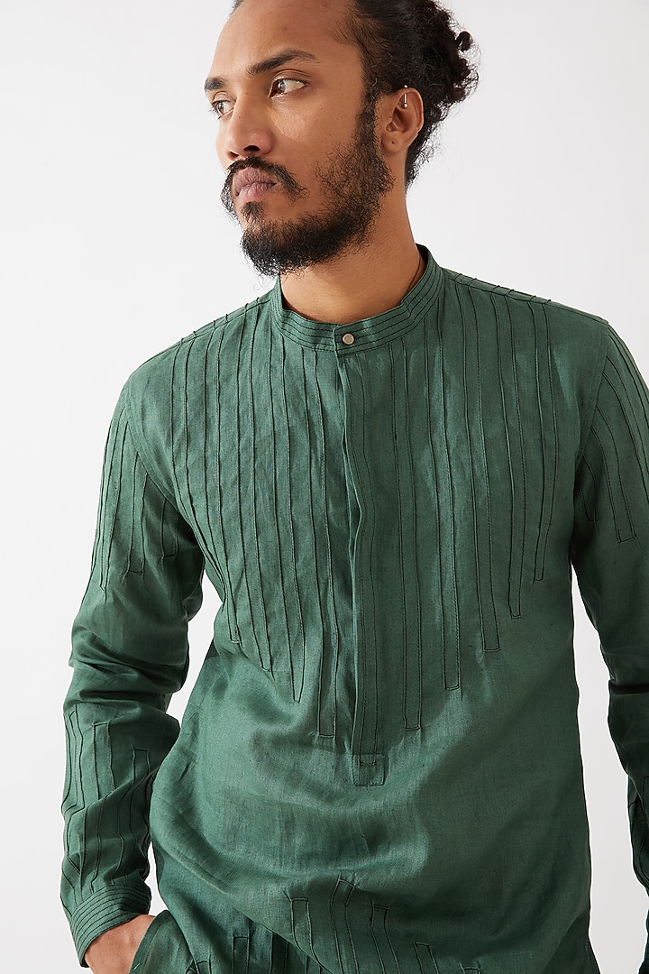 Green Linen Pintucks Textured Kurta Set by Son Of A Noble SNOB Men at Pernia's Pop Up Shop