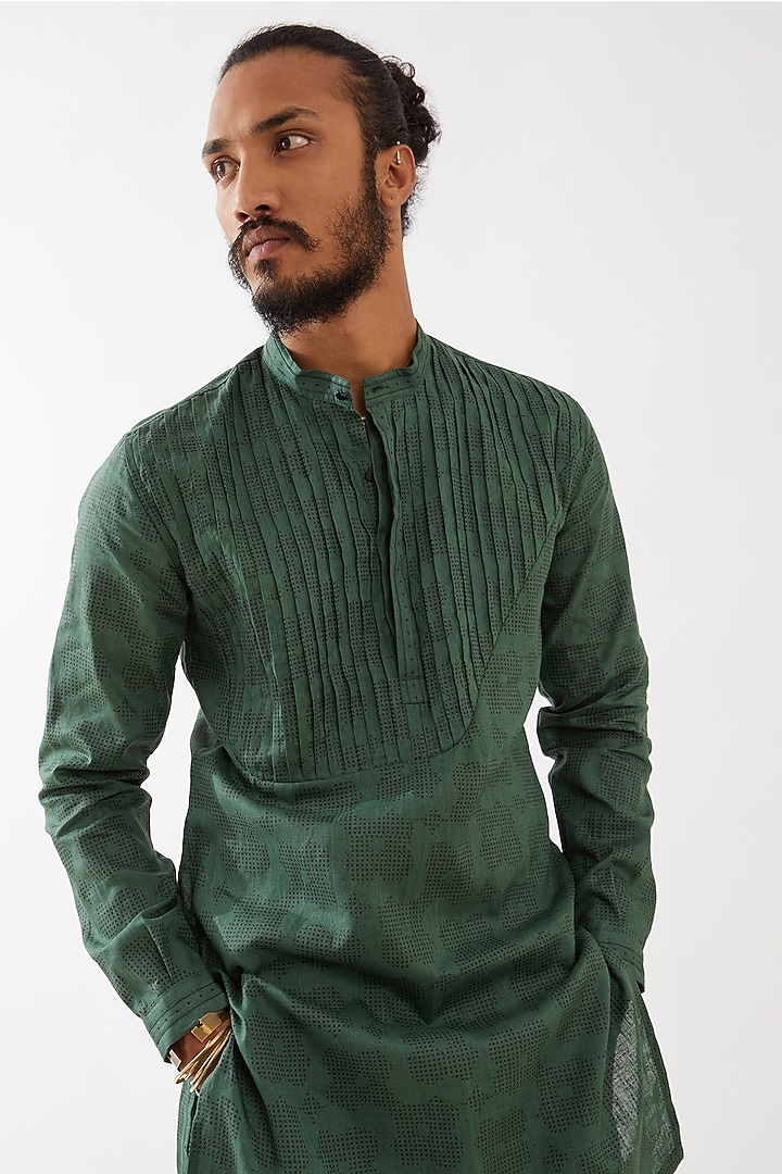 Green Linen Embroidered Kurta Set by Son Of A Noble SNOB Men at Pernia's Pop Up Shop