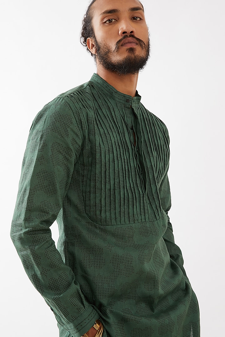 Green Linen Embroidered Kurta Set by Son Of A Noble SNOB Men at Pernia's Pop Up Shop