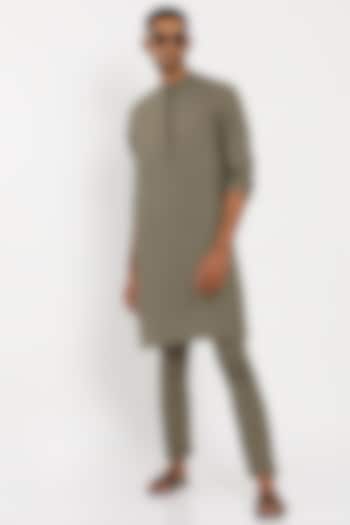Catalina Green Linen Falcon Kurta by Son Of A Noble SNOB Men at Pernia's Pop Up Shop