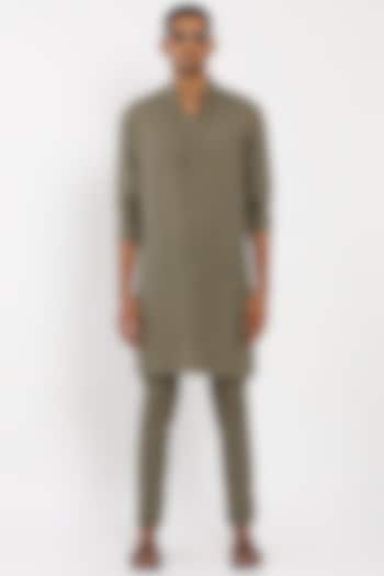 Catalina Green Linen Comet Kurta by Son Of A Noble SNOB Men at Pernia's Pop Up Shop