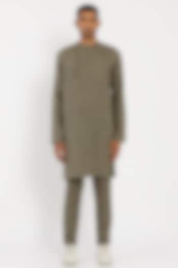 Catalina Green Linen Abstract Kurta by Son Of A Noble SNOB Men at Pernia's Pop Up Shop