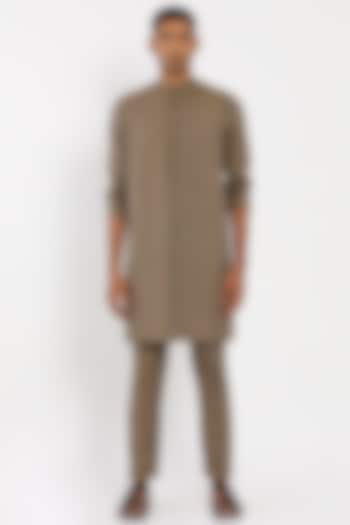 Khaki Brown Linen Sherwood Kurta by Son Of A Noble SNOB Men at Pernia's Pop Up Shop