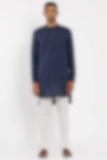 Navy Blue Linen Kurta by Son Of A Noble SNOB Men at Pernia's Pop Up Shop