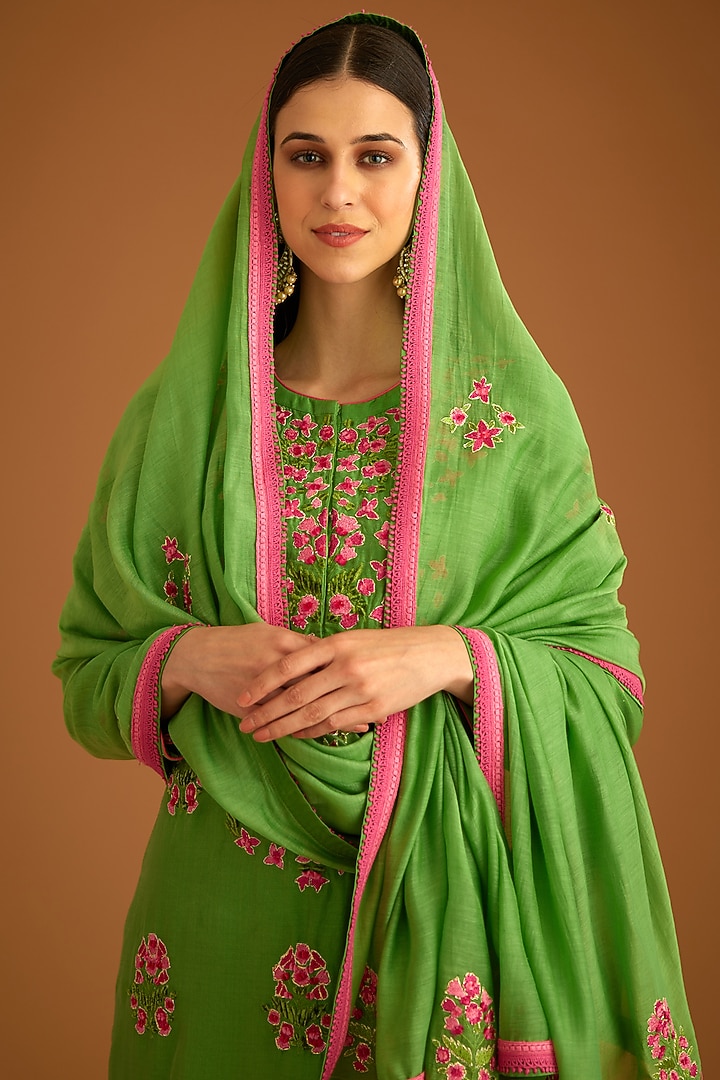 Green Chanderi Embroidered Kurta Set by Shyam Narayan Prasad at Pernia's Pop Up Shop