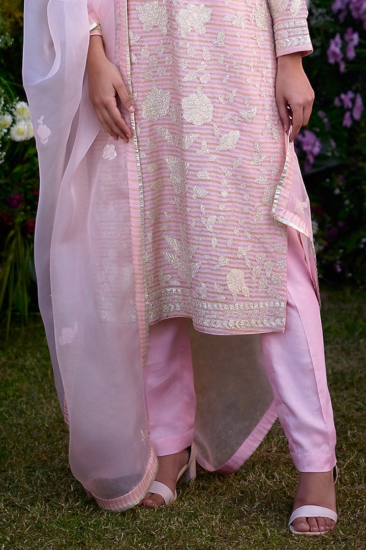 Light Pink Silk Chanderi Thread Embroidered Kurta Set by Shyam Narayan Prasad at Pernia's Pop Up Shop