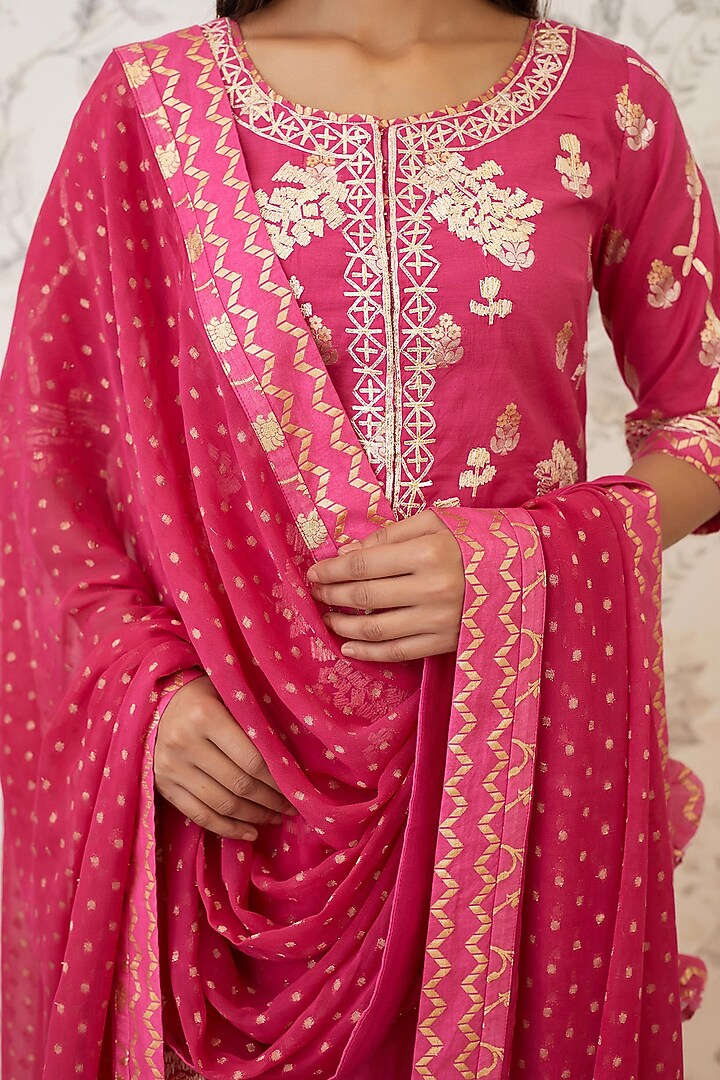 Magenta Embroidered Kurta Set by Shyam Narayan Prasad at Pernia's Pop Up Shop