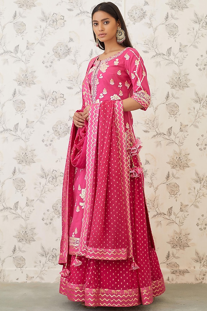 Magenta Embroidered Kurta Set by Shyam Narayan Prasad at Pernia's Pop Up Shop