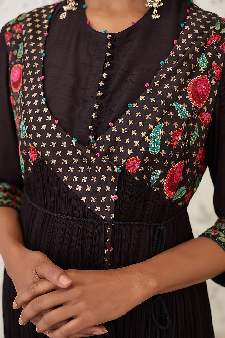 Black Embroidered Angrakha Kurta Set by Shyam Narayan Prasad at Pernia's Pop Up Shop