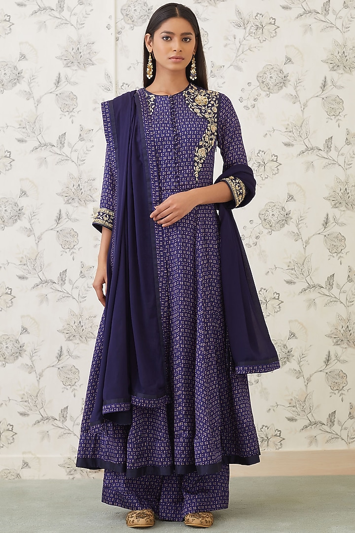 Midnight Blue Embroidered Kurta Set by Shyam Narayan Prasad at Pernia's Pop Up Shop