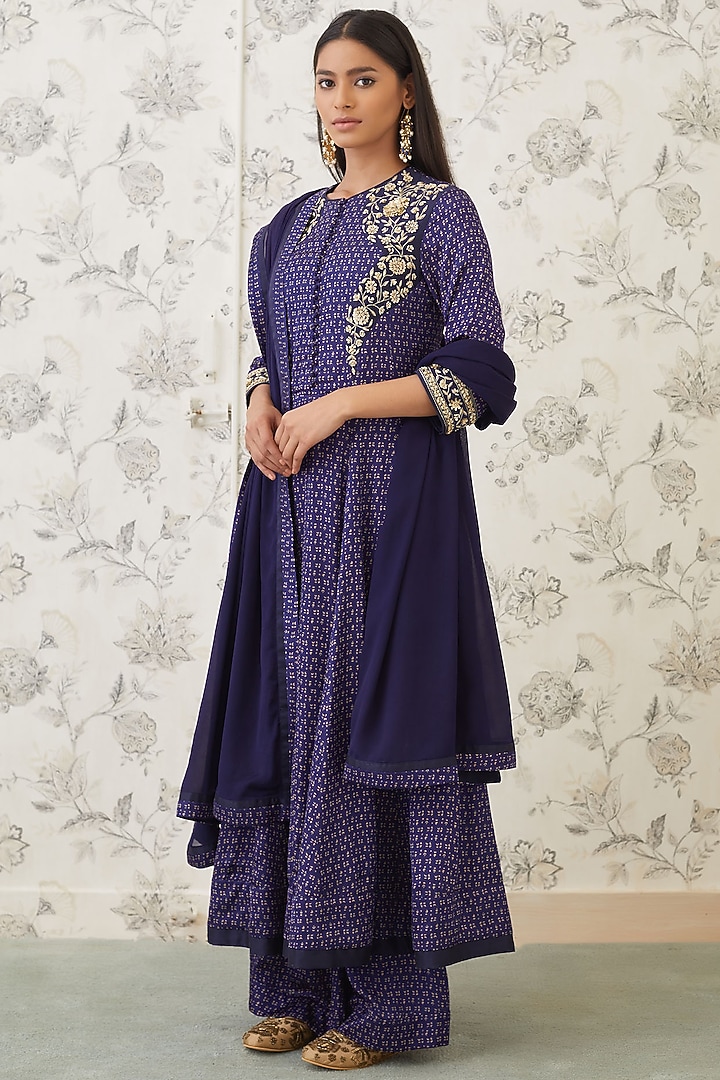 Midnight Blue Embroidered Kurta Set by Shyam Narayan Prasad at Pernia's Pop Up Shop