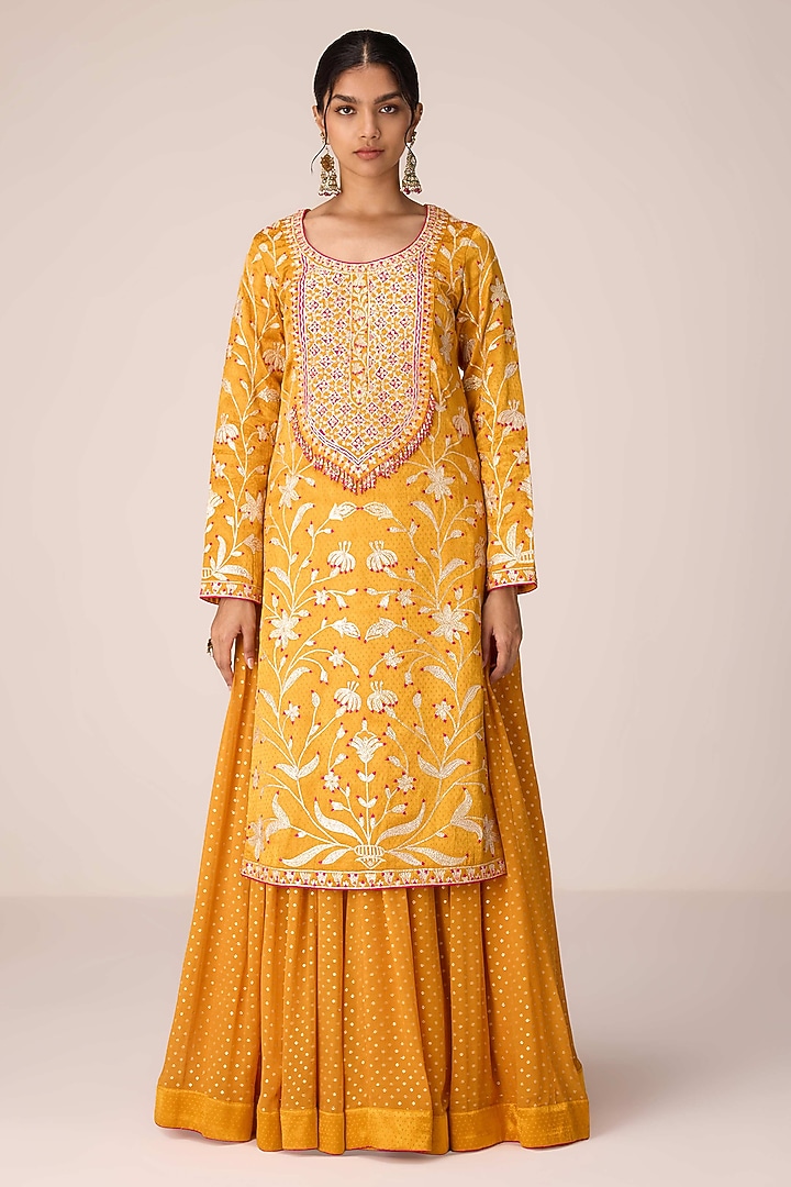 Mustard Yellow Chinon Thread Embroidered Kurta Set by Shyam Narayan Prasad at Pernia's Pop Up Shop