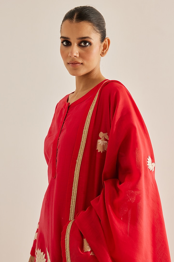 Maroon Silk Chanderi Embroidered Kurta Set by Shyam Narayan Prasad at Pernia's Pop Up Shop
