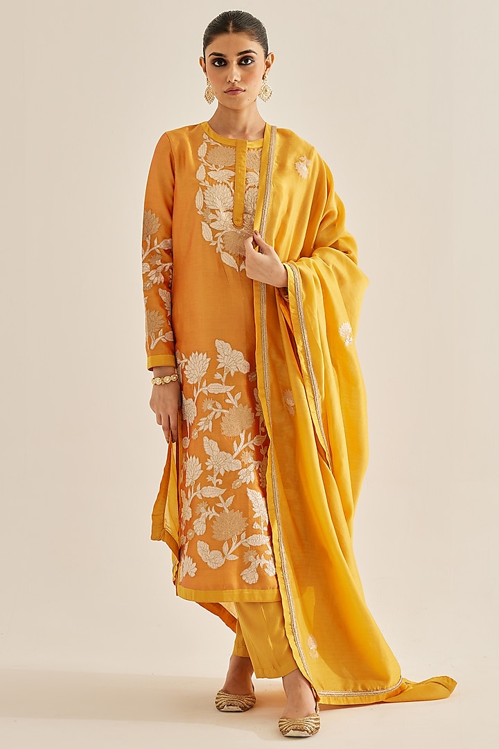 Mustard Silk Chanderi Embroidered Kurta Set by Shyam Narayan Prasad at Pernia's Pop Up Shop