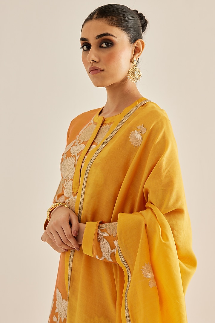 Mustard Silk Chanderi Embroidered Kurta Set by Shyam Narayan Prasad at Pernia's Pop Up Shop