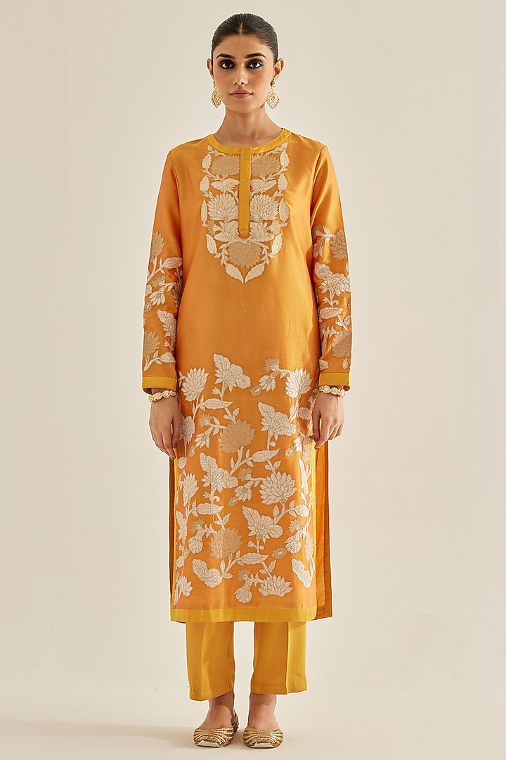 Mustard Silk Chanderi Embroidered Kurta Set by Shyam Narayan Prasad at Pernia's Pop Up Shop