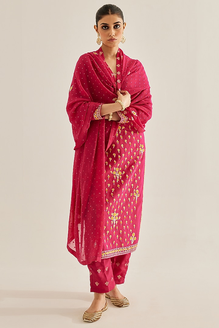Red-Pink Silk Chanderi Thread Embroidered Kurta Set by Shyam Narayan Prasad at Pernia's Pop Up Shop