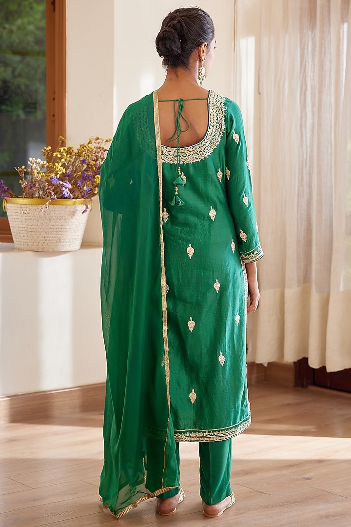 Bottle Green Embroidered Kurta Set by Shyam Narayan Prasad at Pernia's Pop Up Shop