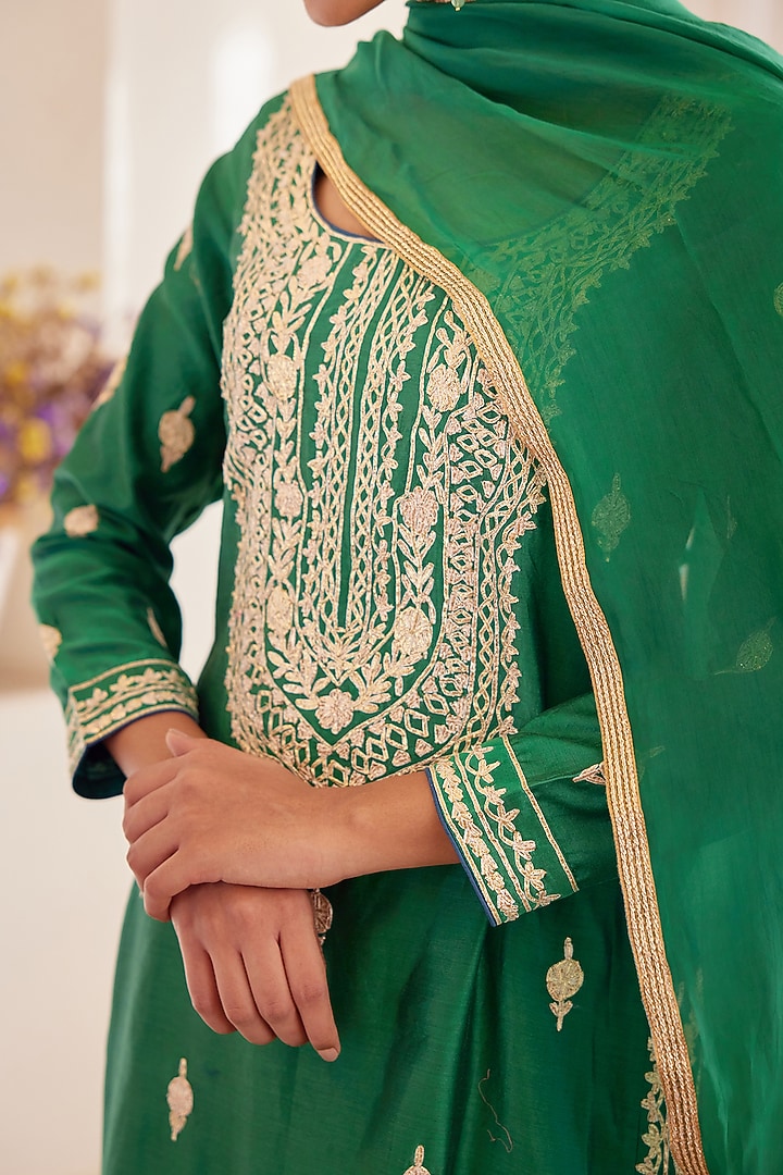 Bottle Green Embroidered Kurta Set by Shyam Narayan Prasad at Pernia's Pop Up Shop
