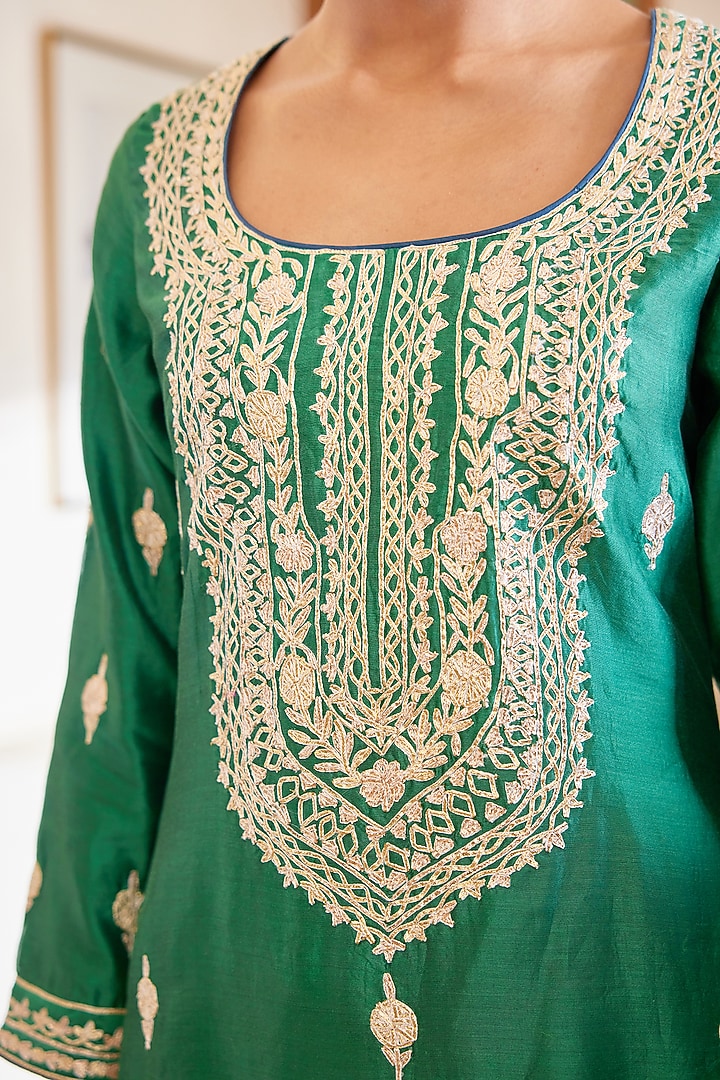 Bottle Green Embroidered Kurta Set by Shyam Narayan Prasad at Pernia's Pop Up Shop