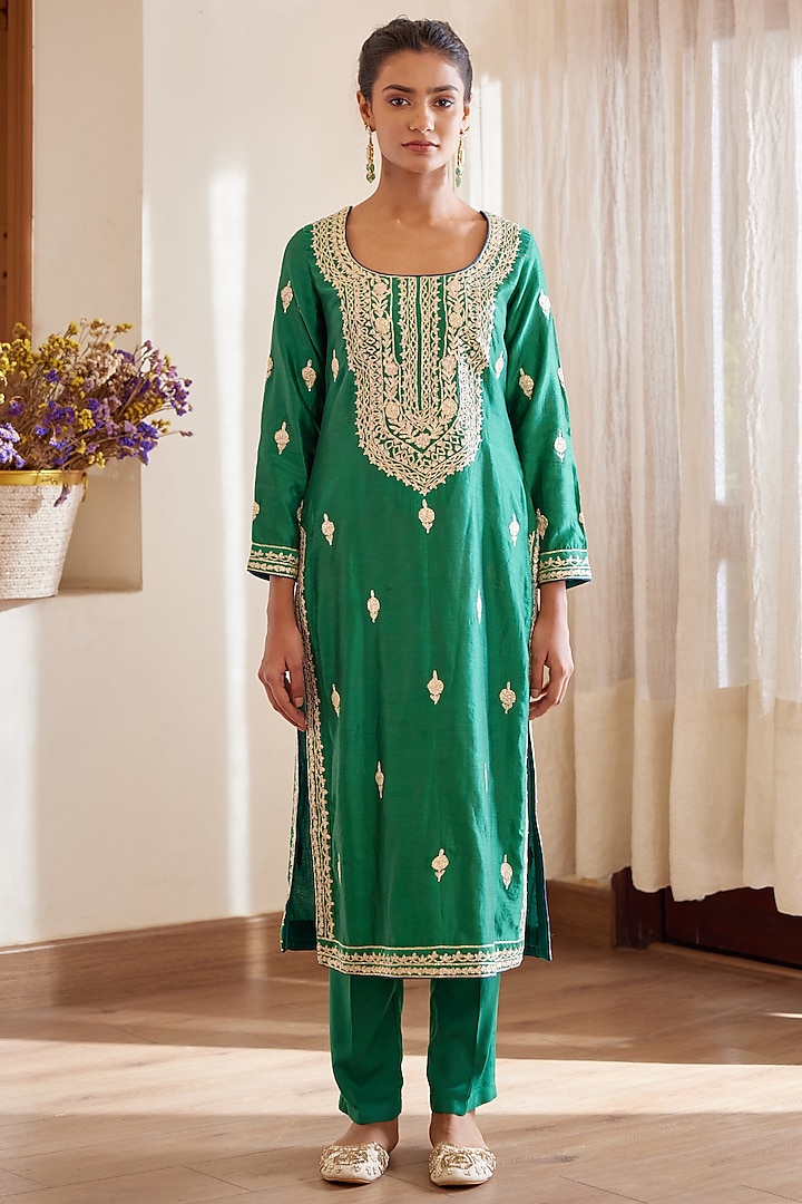Bottle Green Embroidered Kurta Set by Shyam Narayan Prasad at Pernia's Pop Up Shop