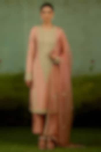 Shell Pink Banarasi Silk Embroidered Kurta Set by Shyam Narayan Prasad at Pernia's Pop Up Shop