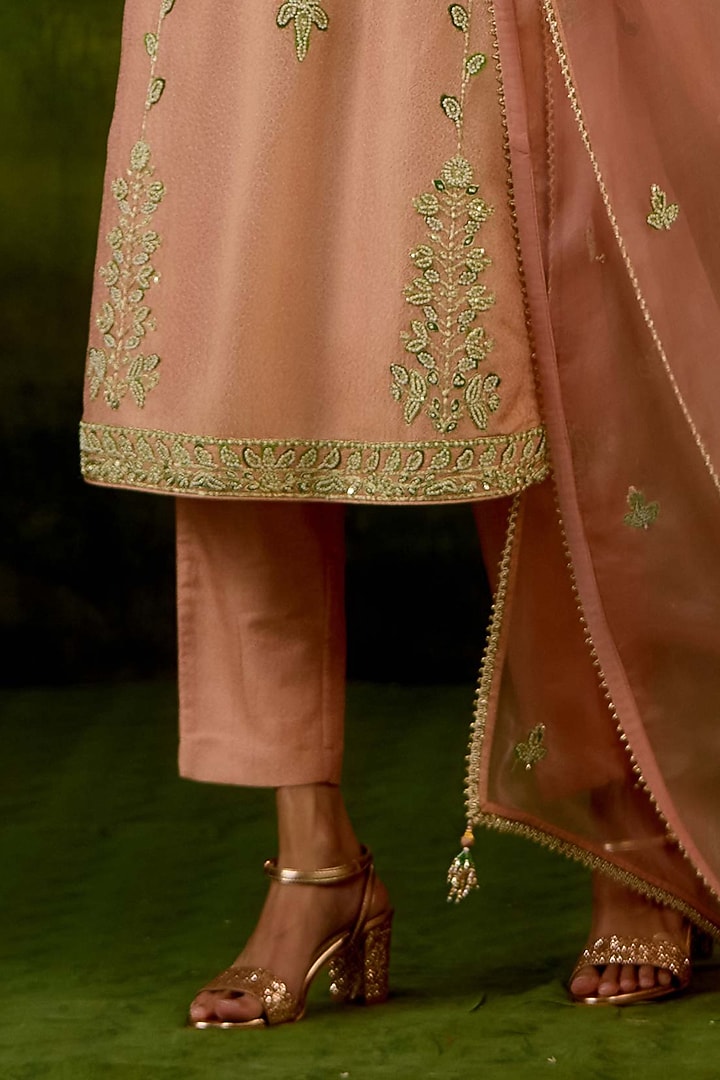 Shell Pink Banarasi Silk Embroidered Kurta Set by Shyam Narayan Prasad at Pernia's Pop Up Shop