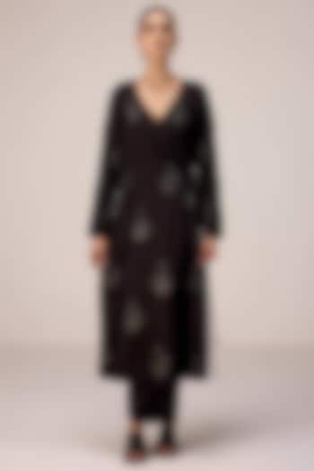Black Linen Satin Applique Embroidered Kurta Set by Shyam Narayan Prasad at Pernia's Pop Up Shop