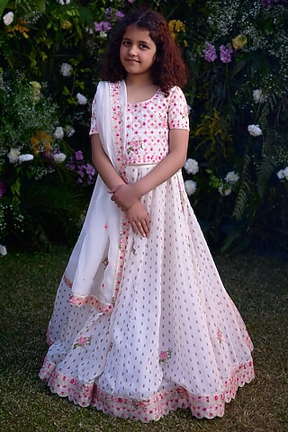 Ivory Modal & Flat Chiffon Hand Block Printed Lehenga Set For Girls by Shyam Narayan Prasad Kidswear