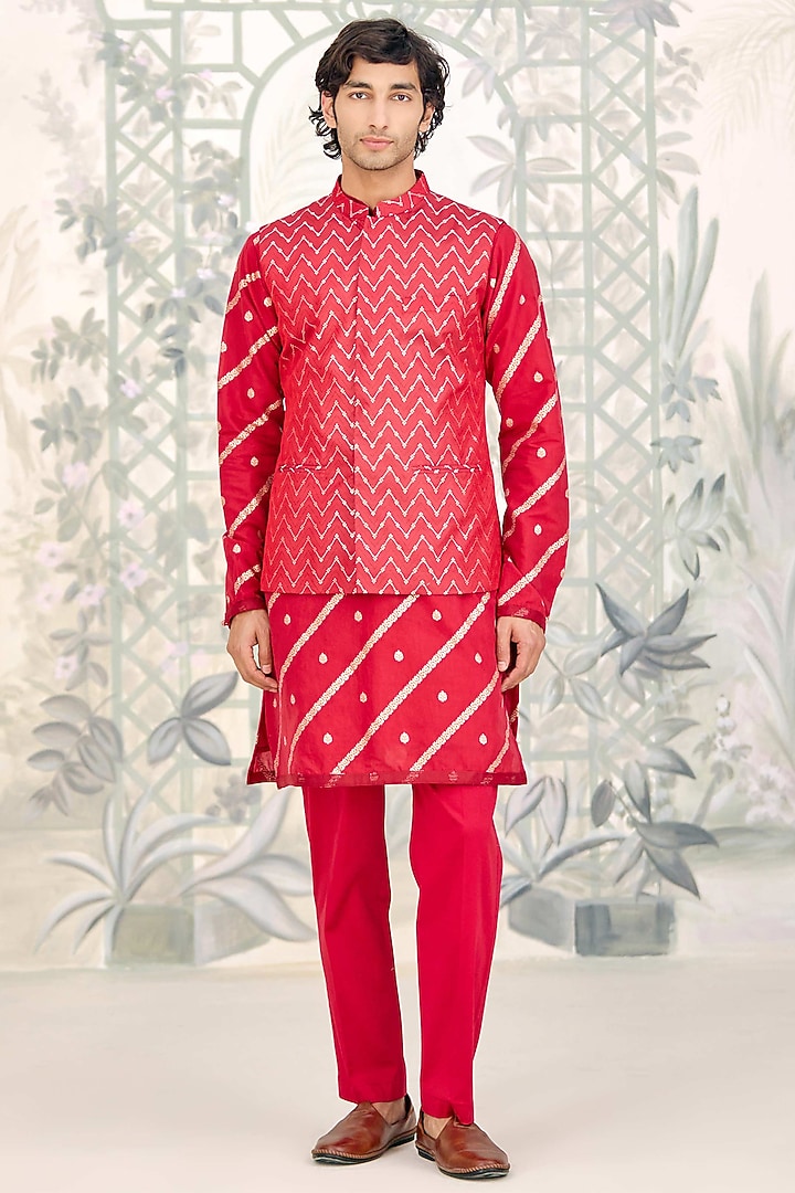 Maroon Chanderi Brocade Bundi Jacket Set by Shyam Narayan Prasad Men at Pernia's Pop Up Shop