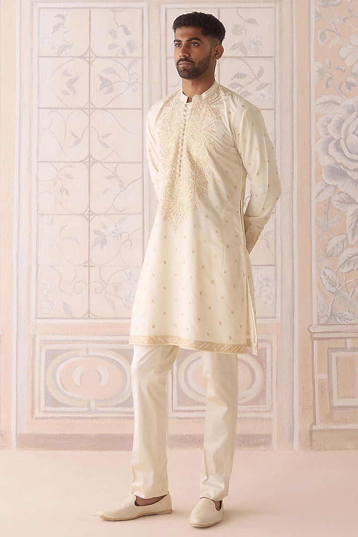 Off-White Cotton Silk Thread Embroidered Kurta Set by Shyam Narayan Prasad Men at Pernia's Pop Up Shop