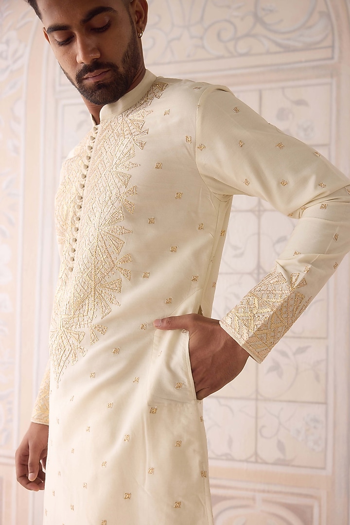 Off-White Cotton Silk Thread Embroidered Kurta Set by Shyam Narayan Prasad Men at Pernia's Pop Up Shop