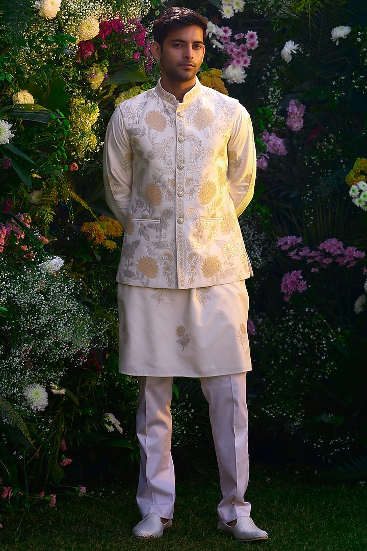 Pristine White Cotton Silk Thread Embroidered Bundi Jacket Set by Shyam Narayan Prasad Men at Pernia's Pop Up Shop