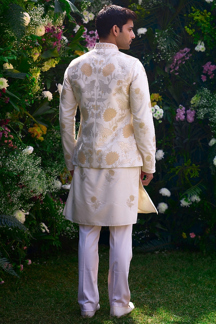 Pristine White Cotton Silk Thread Embroidered Bundi Jacket Set by Shyam Narayan Prasad Men at Pernia's Pop Up Shop