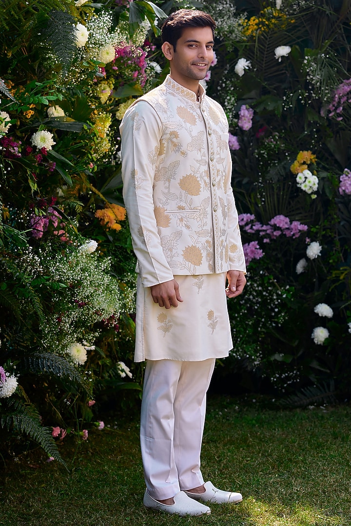 Pristine White Cotton Silk Thread Embroidered Bundi Jacket Set by Shyam Narayan Prasad Men at Pernia's Pop Up Shop