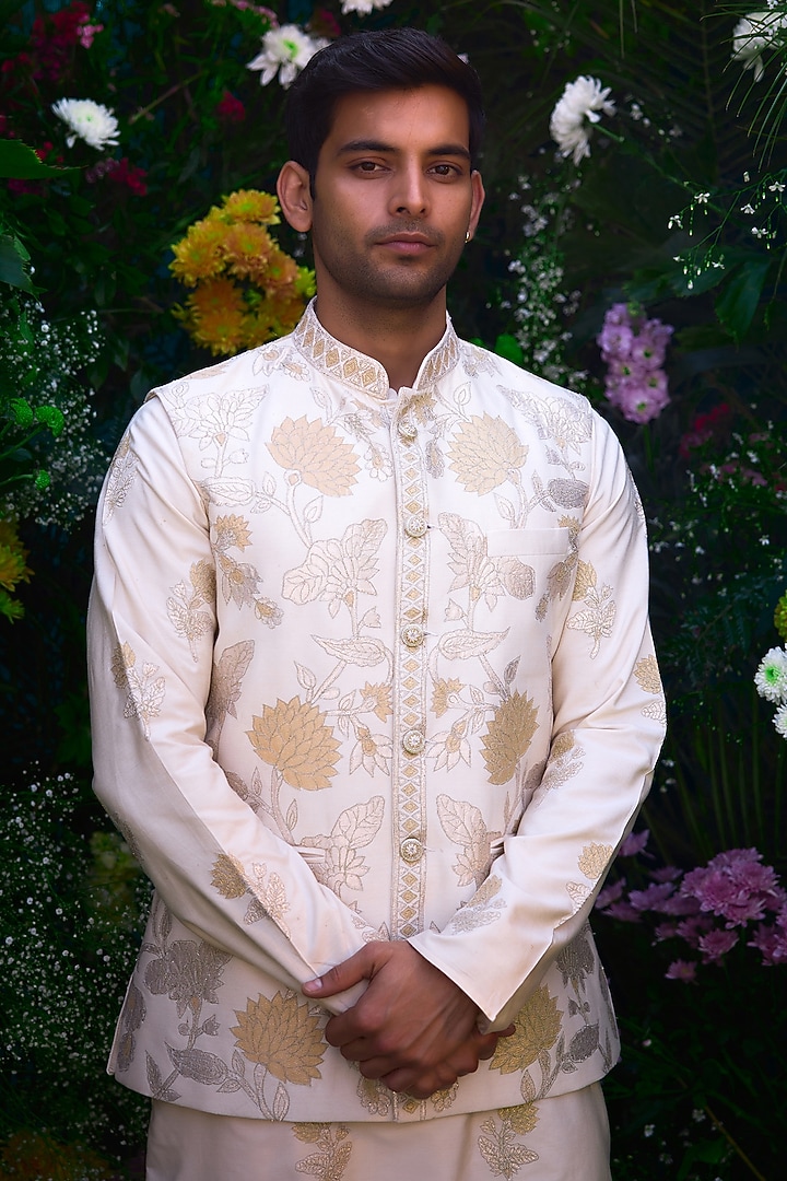 Pristine White Cotton Silk Thread Embroidered Bundi Jacket Set by Shyam Narayan Prasad Men at Pernia's Pop Up Shop